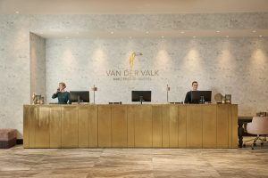 Logo contourfrezen van der Valk - gold brush - plaatmaterialen frezen