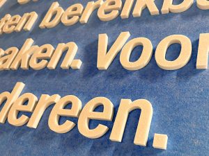 Logobord pet vilt- AcoFelt -gerecyclede pet materialen- 3d effect vilt wanddecoratie- POS materialen _ retail - letters contour - 3D